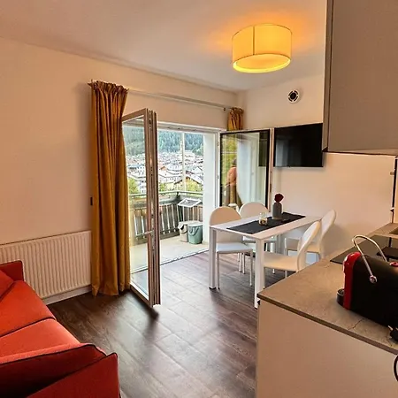 Lucia Fiore بادولا